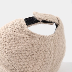 Détail macro d'une casquette de baseball en tricot beige avec fermeture velcro réglable