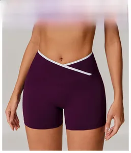 Λεπτομέρεια ψηλόμεσου σορτς γιόγκα σε Kyoho Purple με χιαστί μέση και λευκό τελείωμα