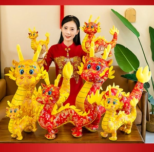 Dettaglio di peluche del drago dello zodiaco cinese in varie dimensioni e motivi