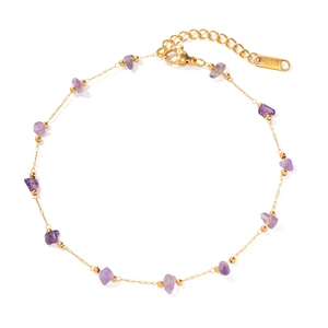 Bracelet de cheville en acier doré 18K avec pierres naturelles violettes sur fond blanc