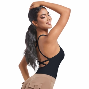 Détail d'un soutien-gorge de yoga noir à brides croisées et pantalon cargo kaki