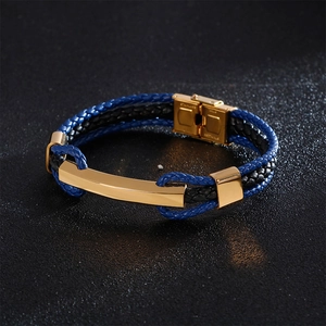 Détail macro du bracelet multicouche en cuir tressé bleu noir avec acier inoxydable doré