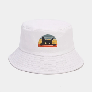 Dettaglio del cappello a secchiello bianco con gatto nero e stampa EW PEOPLE
