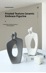 Dettaglio della texture opaca delle figure in ceramica con design moderno a linee cave