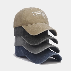 Stapel von vier gewaschenen Baumwoll-Baseballkappen in Khaki, Grau und Marineblau