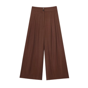 Détail du pantalon large marron taille haute en tissu texturé avec fermeture à double bouton