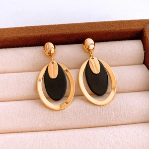 Détails de boucles d'oreilles ovales en résine plaquée or faites à la main au design chic