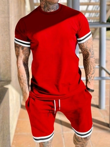 Vue détaillée de l'ensemble de sport rouge pour homme avec poignets à rayures