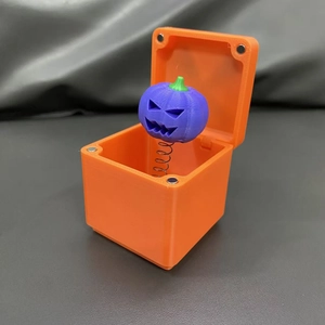 Dettaglio scatola scherzo Halloween in 3D con zucca viola montata su una molla in metallo