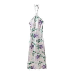 Robe dos nu en soie à motif floral blanc et design dos ouvert sur fond blanc épuré