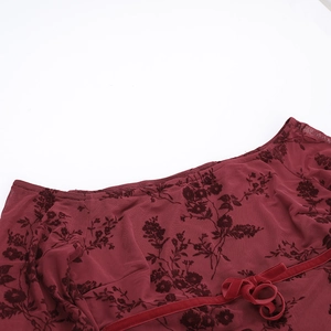 Détail d'un haut en tulle à épaules dénudées avec imprimé fleuri et nœud en velours