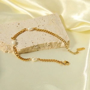 Detail of 18K gold plated Cuban chain bracelet featuring natural freshwater pearls