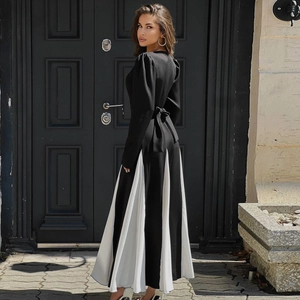 Robe longue élégante noir et blanc avec lien à la taille et manches bouffantes, vue dos