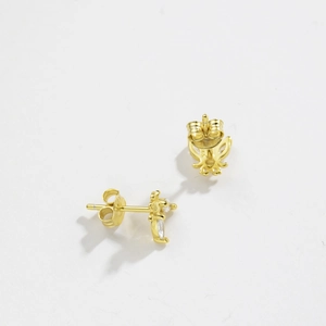 Exquisite S925 sterling silver golden bee stud earrings with sparkling cubic zirconia