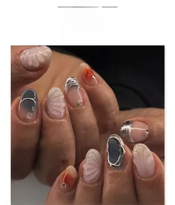 Gros plan d'ongles 3D amande avec dégradé bleu-gris et bordures métalliques argentées