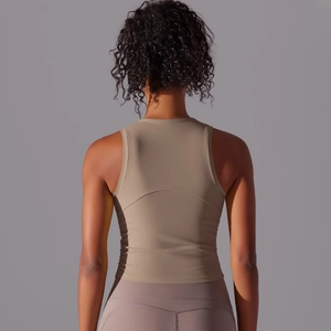 Gros plan sur le débardeur de sport beige avec dos nageur pour le yoga et le fitness
