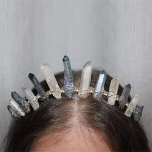 Diadème en cristal naturel fait main avec quartz bleus et clairs enveloppés de fil