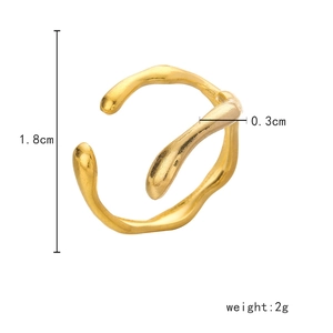 Detailkarte der goldenen geometrischen Ringgröße mit 1,8cm Durchmesser und 2g Gewicht