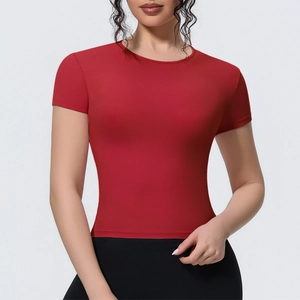 Gros plan du t-shirt de sport rouge élastique avec coupe ajustée et col rond féminin