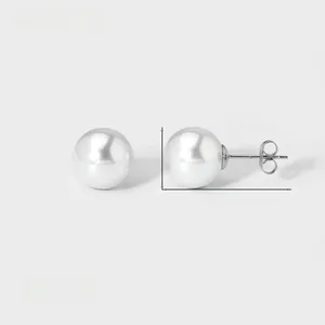 Détail de boucles d'oreilles perles en or 18 carats avec dimensions 1,18cm et 2,43cm long