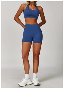 Dettaglio del set yoga blu da donna con reggiseno sportivo e pantaloncini elasticizzati