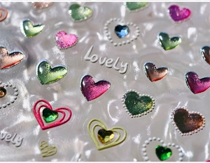 Gros plan de stickers ongles cœur 3D effet gel avec dégradés pailletés et Lovely