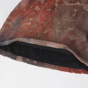 Bonnet tie-dye respirant en maille avec détails déchirés pour un look vintage usé