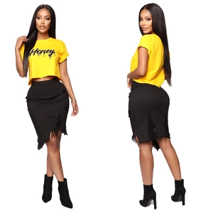 Damen Sommer Outfit mit gelbem Honey Crop Top und schwarzem asymmetrischem Fransen Jeansrock