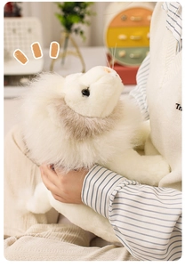 Gros plan sur la peluche lion blanc moelleux avec crinière douce dans un cadre chaleureux