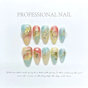 Faux ongles amande faits main avec dégradé multicolore et détails en feuilles d'or