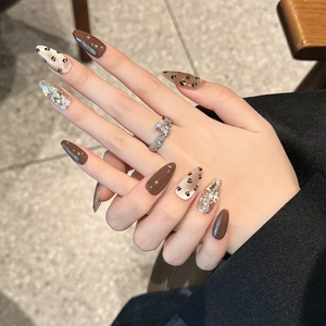 Unghie finte a mandorla fatte a mano con stampa leopardata marrone e glitter