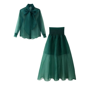 Elegantes dunkelgrünes Organza-Set mit übergroßer Schleife und gerafftem Maxirock