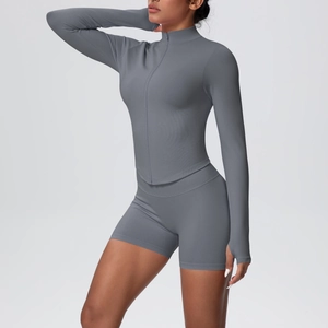 Détail de l'ensemble yoga gris côtelé avec col montant zippé et passe-pouces aux poignets