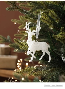 Ornement de renne blanc scintillant avec finition pailletée suspendu au sapin de Noël