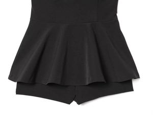 Détail du combishort noir avec ourlet à volants superposés et tissu texturé fin