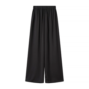 Détail du pantalon large en satin noir à taille haute avec ceinture élastique