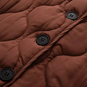 Détails de la veste matelassée marron avec boutons noirs et texture à motif de losanges