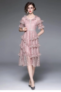 Détail de broderie en dentelle rose avec ourlet à volants et ceinture tressée