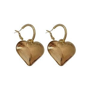 Elegante goldene Herz-Ohrhänger für Damen in einem minimalistisch polierten Metalldesign