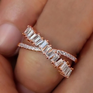 Bague croisée avec zircons cubiques baguette et ronds en finition or rose