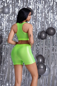 Vista posteriore di pantaloncini da yoga a vita alta verde neon e reggiseno sportivo