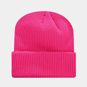 Dettaglio del berretto in maglia a coste rosa che mostra la trama spessa della lana calda