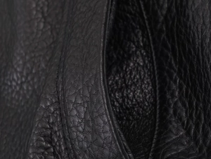 Macro della texture in pelle di litchi nera di alta qualità su una giacca bomber