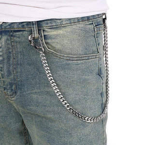 Detail der silbernen Panzerkette mit Totenkopfhaken an Jeans im Punk-Stil