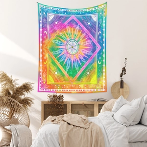 Detail des farbenfrohen Boho-Sonnentapestry mit Sternzeichen an der Schlafzimmerwand