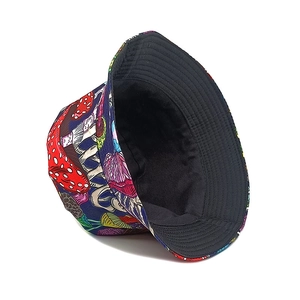 Cappello a secchiello con stampa teschio e funghi colorati, reversibile nero e parasole