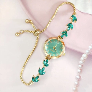 Détail de la montre bracelet feuille de blé dorée avec cadran vert et fermoir coulissant