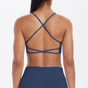 Détail des bretelles croisées sur le soutien-gorge de sport bleu marine texturé