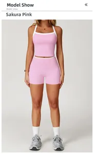 Detail van kersenbloesem roze yoga set met korte tanktop en korte broek met hoge taille