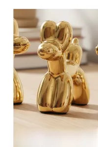 Dettaglio della statua a forma di cane palloncino dorato con finitura a specchio lucida